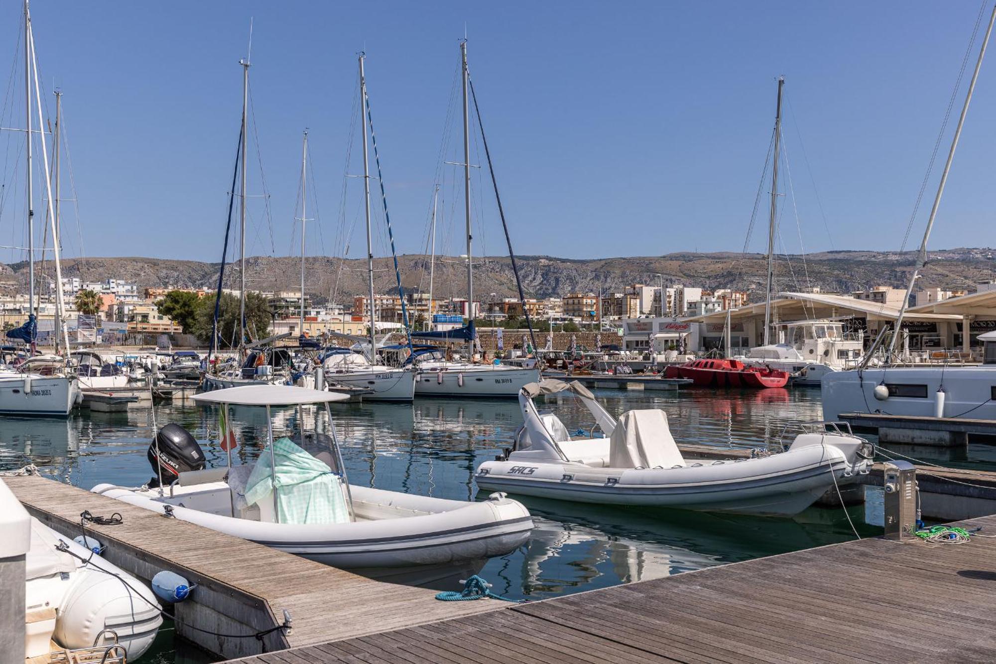 Hotel Marina Del Gargano Houseboat Manfredonia Exterior foto